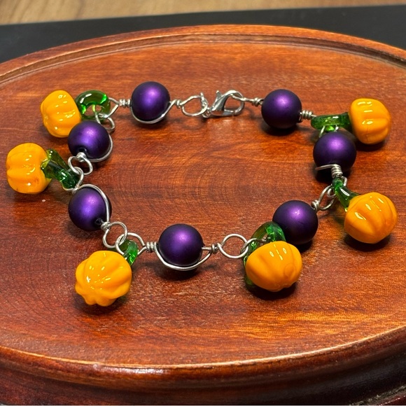 Pumpkin beaded bracelet, artisan handmade silver tone wire links. - Picture 3 of 6